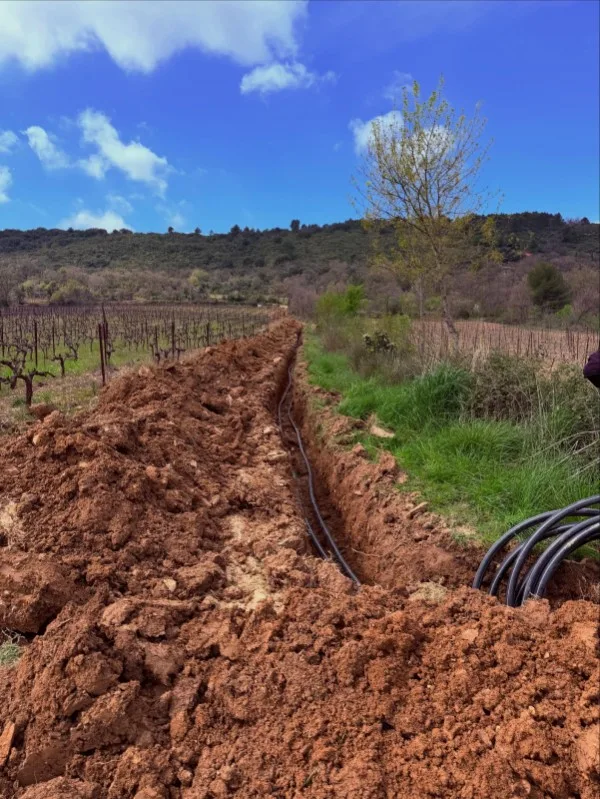 Création de réseaux d’irrigation pour un domaine viticole à Saint-Guiraud par SIMON TP 01 Création de réseaux d’irrigation pour un domaine viticole à Saint-Guiraud par SIMON TP - Tranchée principale dans les vignes