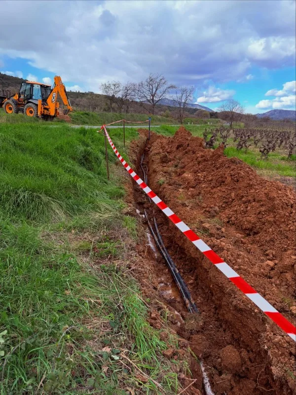Création de réseaux d’irrigation pour un domaine viticole à Saint-Guiraud par SIMON TP 03 Création de réseaux d’irrigation pour un domaine viticole à Saint-Guiraud par SIMON TP - Tranchée dans les vignes