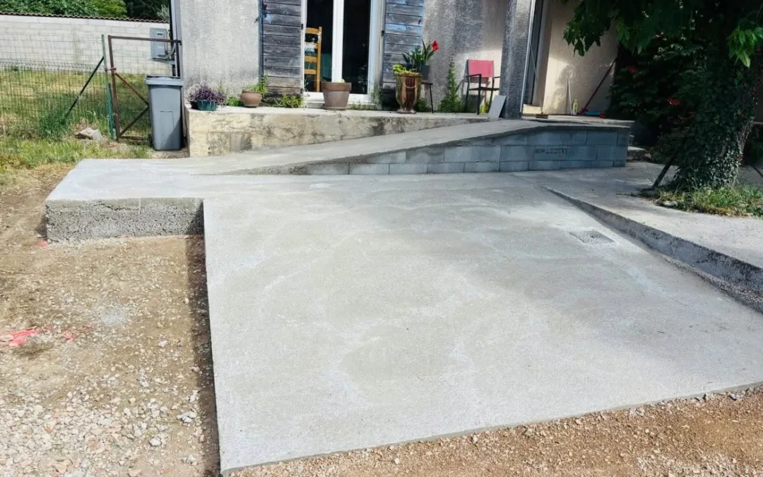 Rampe d’accès en béton et fondations pour abri voiture à Saint-Guiraud (34725)