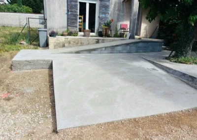 Rampe d’accès en béton et fondations pour abri voiture à Saint-Guiraud (34725)