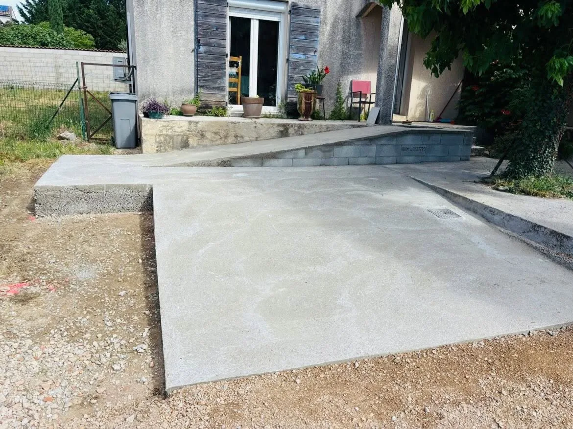Rampe d’accès en béton et fondations pour abri voiture à Saint-Guiraud par Simon TP 01