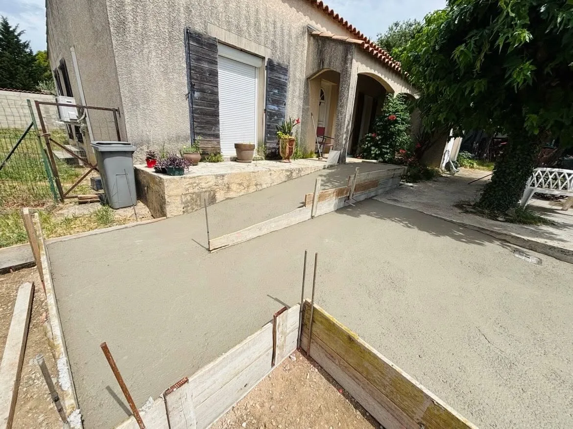 Rampe d’accès en béton et fondations pour abri voiture à Saint-Guiraud par Simon TP 02