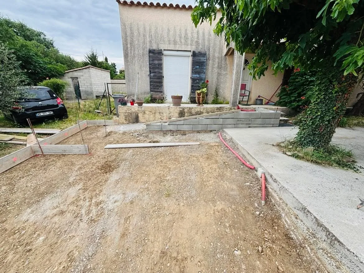 Rampe d’accès en béton et fondations pour abri voiture à Saint-Guiraud par Simon TP 04